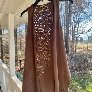 Light sleeveless cardigan w/ cutout design